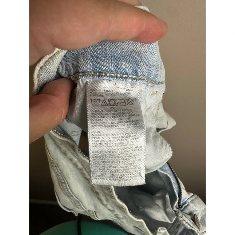 Old Navy Boyfriend Light Wash Cuffed Denim‎ Shorts Womens Size 6 Light Blue